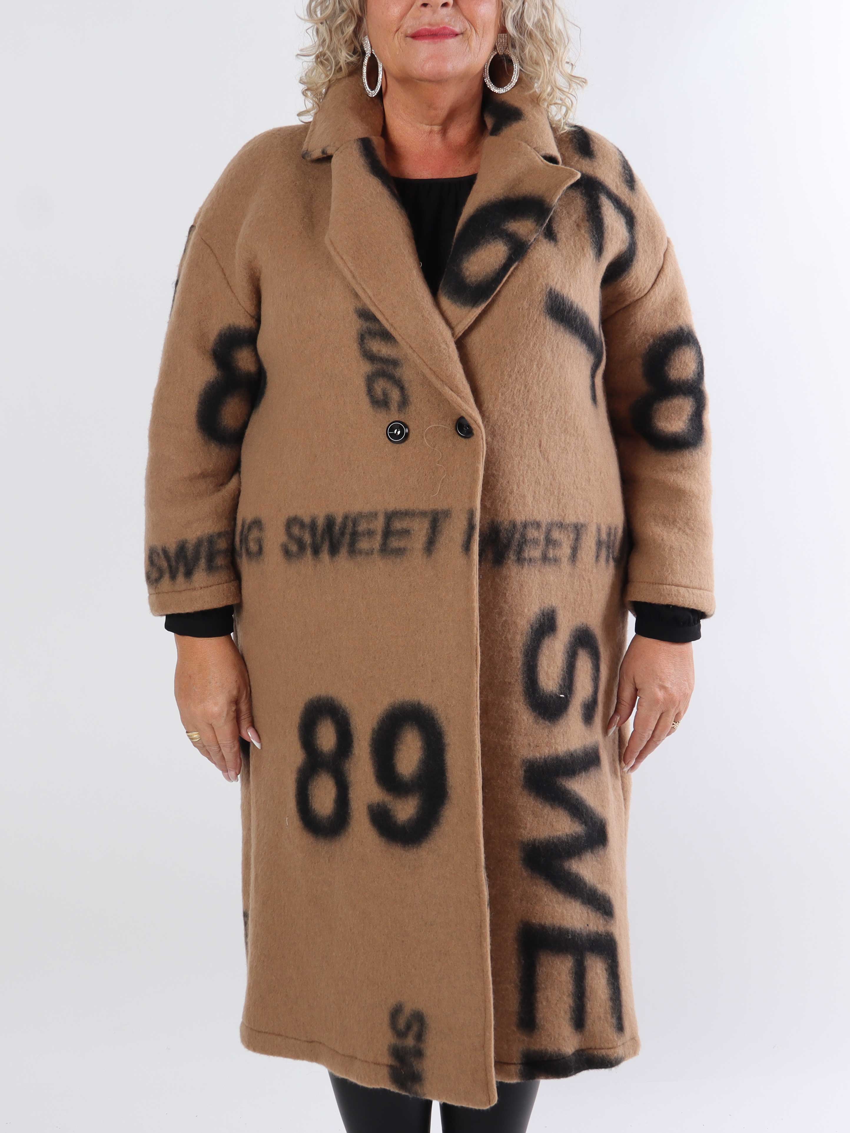 Daniela - Lång plus size kappa med skrift och ull i